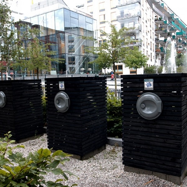 Utcai mosógépekre emlékeztető szelektív gyűjtők Stockholmban